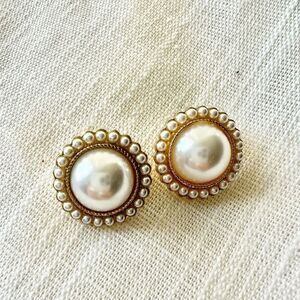 Round pearl button stud earrings